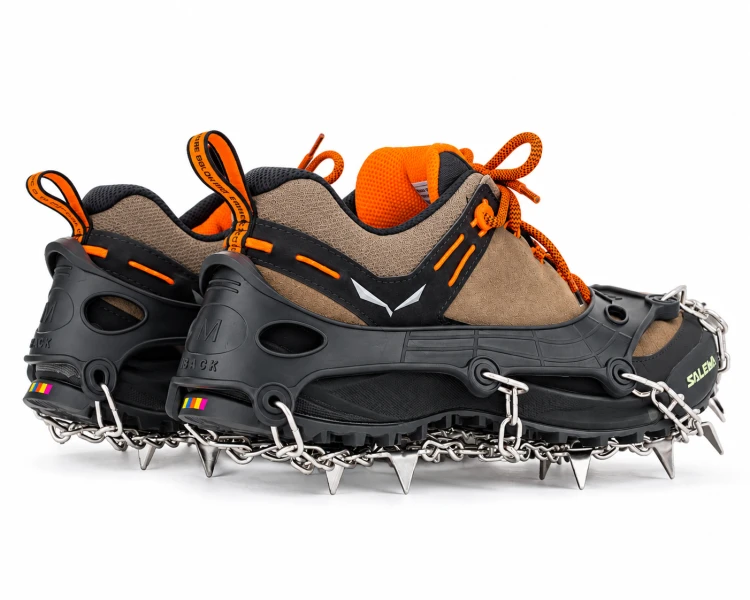 Buty trekkingowe z łańcuchami antypoślizgowymi.png