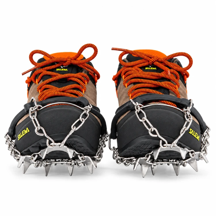 Buty trekkingowe z rakami na białym tle.png