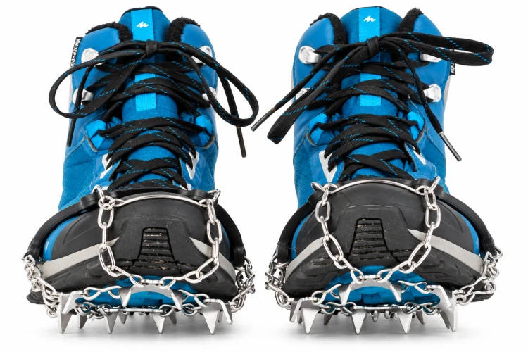 Niebieskie buty trekkingowe z raczkami (1).png