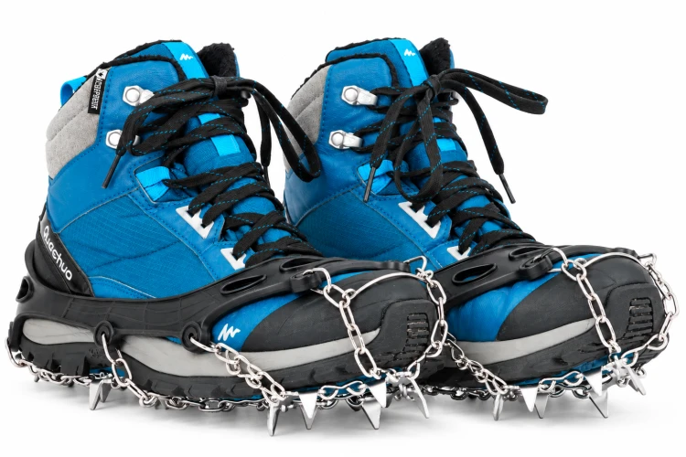 Niebieskie buty trekkingowe z raczkami.png