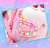 Pastelowy różowy plecak z uroczym brelokiem.png