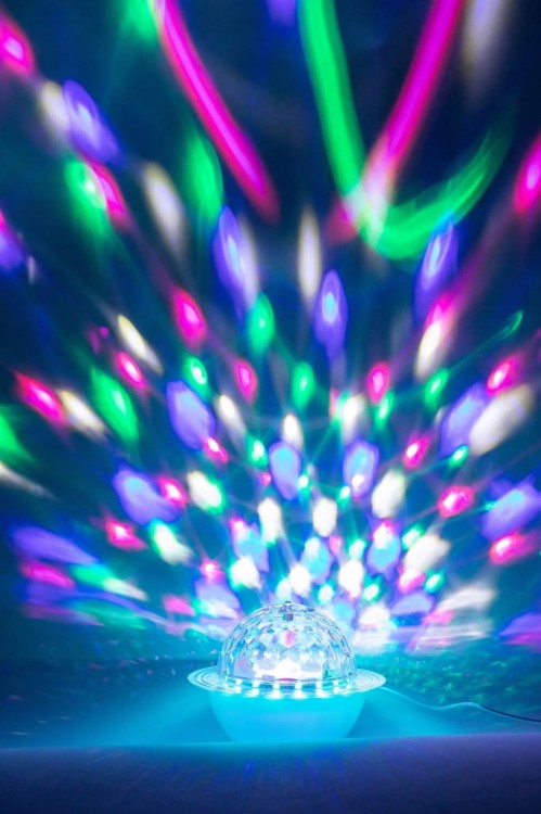 Lampka Nocna Projektor Obrotowy Multikolor Głośnik