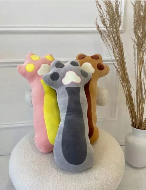 Maskotka poduszka łapka B-2819